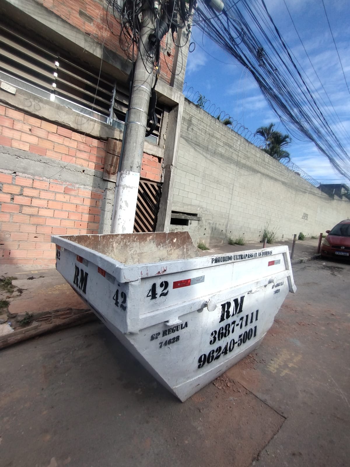 Caçamba estacionária RM pronta para uso em uma obra
